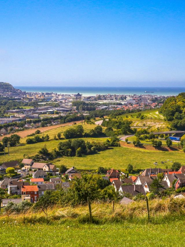 Randonneuses en famille profitant du point de vue sur les Trois Villes Soeurs, qu'offre la Boucle de Jérusalem.