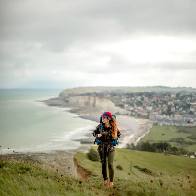 Randonneuse sur la falaise de Criel-sur-Mer empruntant la GR21