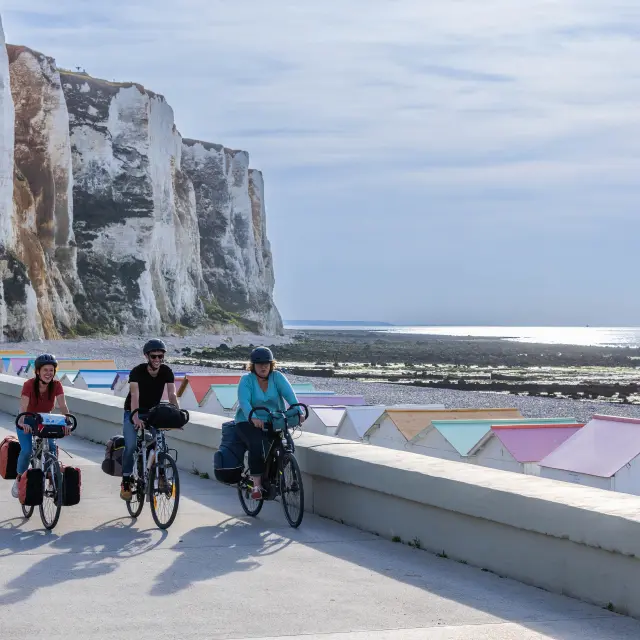 Le Tréport, la plage, ses cabines et sa falaise, promenade à vélo sur l'esplanade