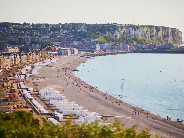 Mers-les-Bains, vue depuis les falaises sur la plage et le Quartier Balnéaire