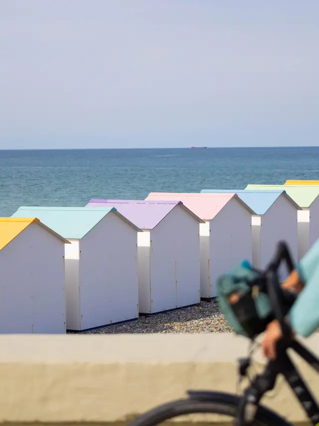 Le Tréport, sa plage et ses cabines colorées, admirez la vue durant votre promenade à vélo