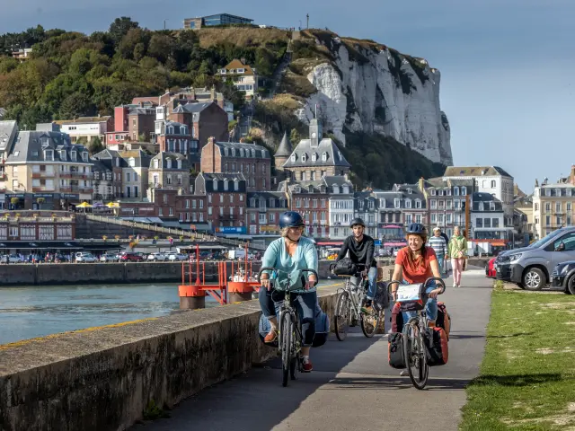 Le Tréport, adultes à vélo devant l'avant-port