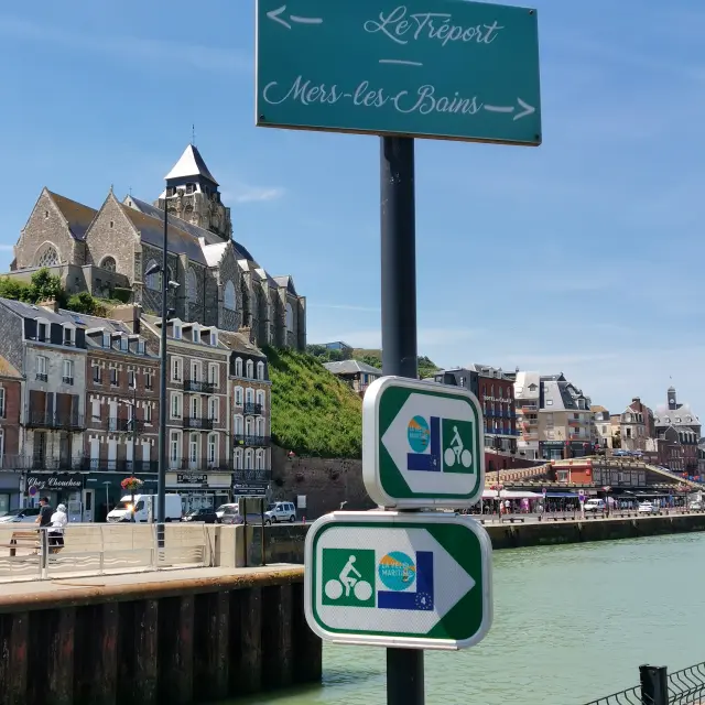 Panneaux de la Vélomaritime depuis l'avant du Tréport